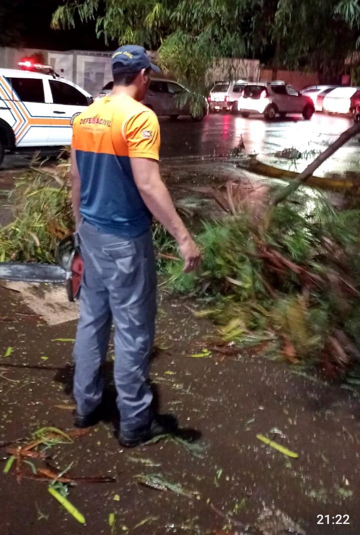 A Defesa Civil Municipal de Campo Grande esteve nas ruas da cidade trabalhando duro para normalizar o mais rápido possível a cidade