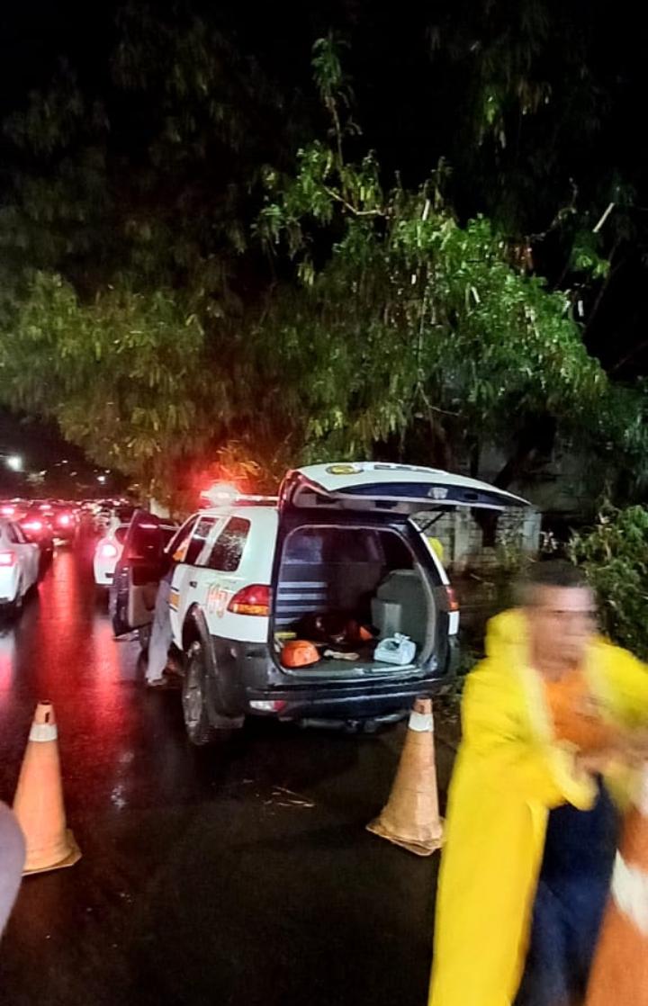 A Defesa Civil Municipal de Campo Grande esteve nas ruas da cidade trabalhando duro para normalizar o mais rápido possível a cidade