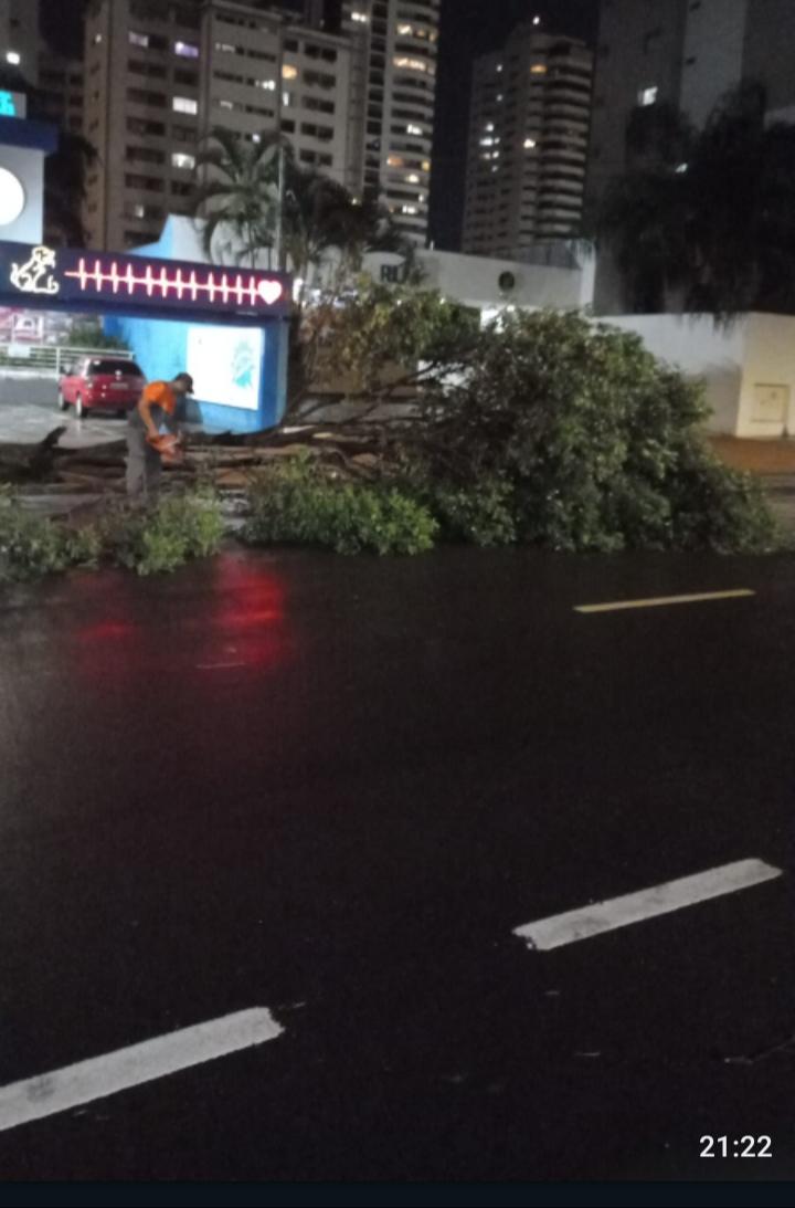 A Defesa Civil Municipal de Campo Grande esteve nas ruas da cidade trabalhando duro para normalizar o mais rápido possível a cidade
