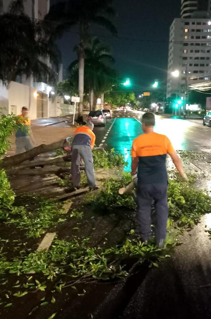 A Defesa Civil Municipal de Campo Grande esteve nas ruas da cidade trabalhando duro para normalizar o mais rápido possível a cidade