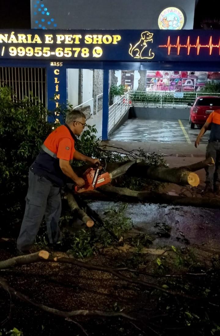 A Defesa Civil Municipal de Campo Grande esteve nas ruas da cidade trabalhando duro para normalizar o mais rápido possível a cidade