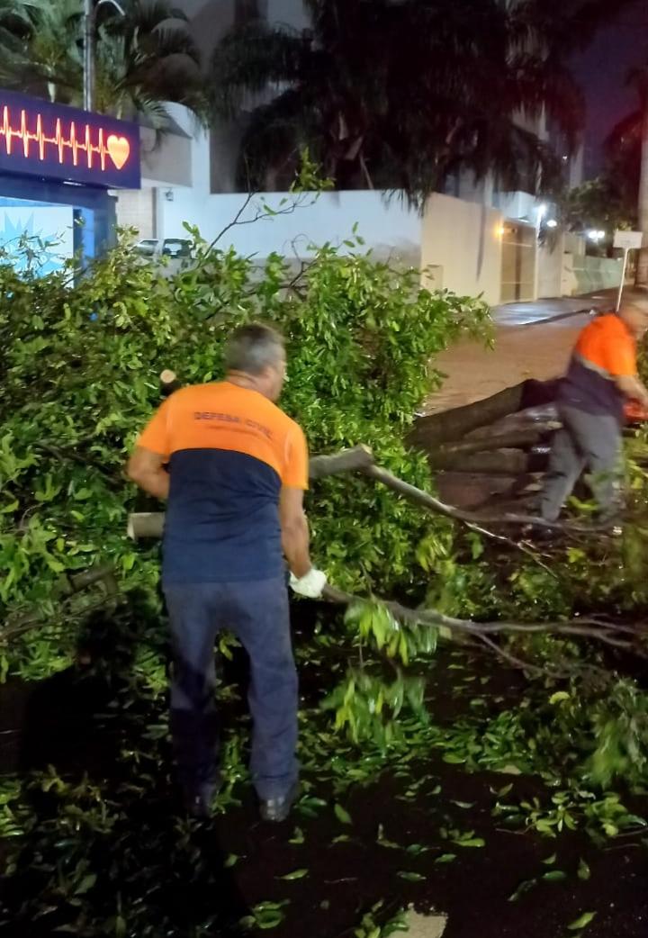 A Defesa Civil Municipal de Campo Grande esteve nas ruas da cidade trabalhando duro para normalizar o mais rápido possível a cidade