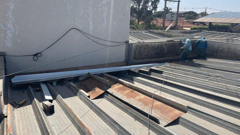 COM SUBSTITUIÇÃO DE TELHAS E CALHAS DANIFICADAS, MANUTENÇÃO PREVENTIVA EM UNIDADES DE SAÚDE AVANÇA.