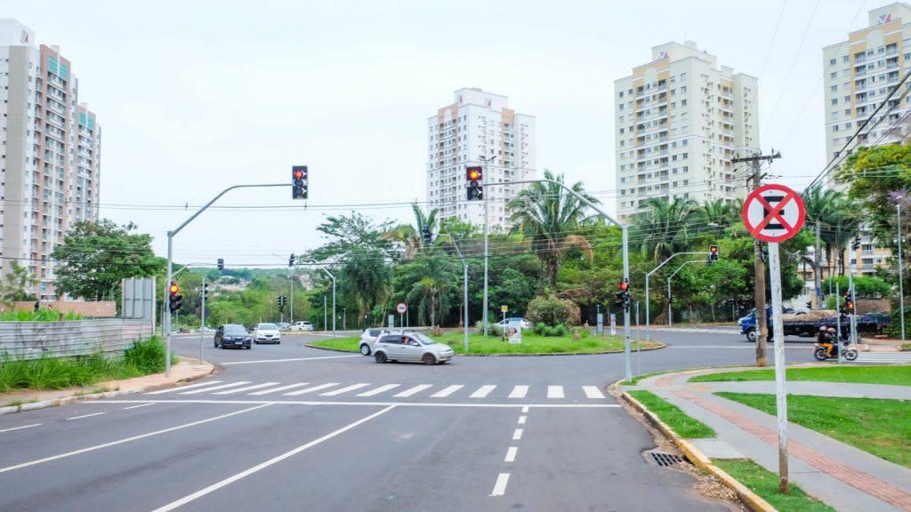 COMEÇAM A FUNCIONAR SEMÁFOROS DA ROTATÓRIA DA RUI BARBOSA/RACHID NEDER/14 DE JULHO .