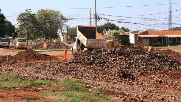 OBRA DO NOVA CAMPO GRANDE RECEBE ÚLTIMO ‘COLCHÃO’ DE PEDRAS PARA CONCLUIR DRENAGEM DA ETAPA 1.
