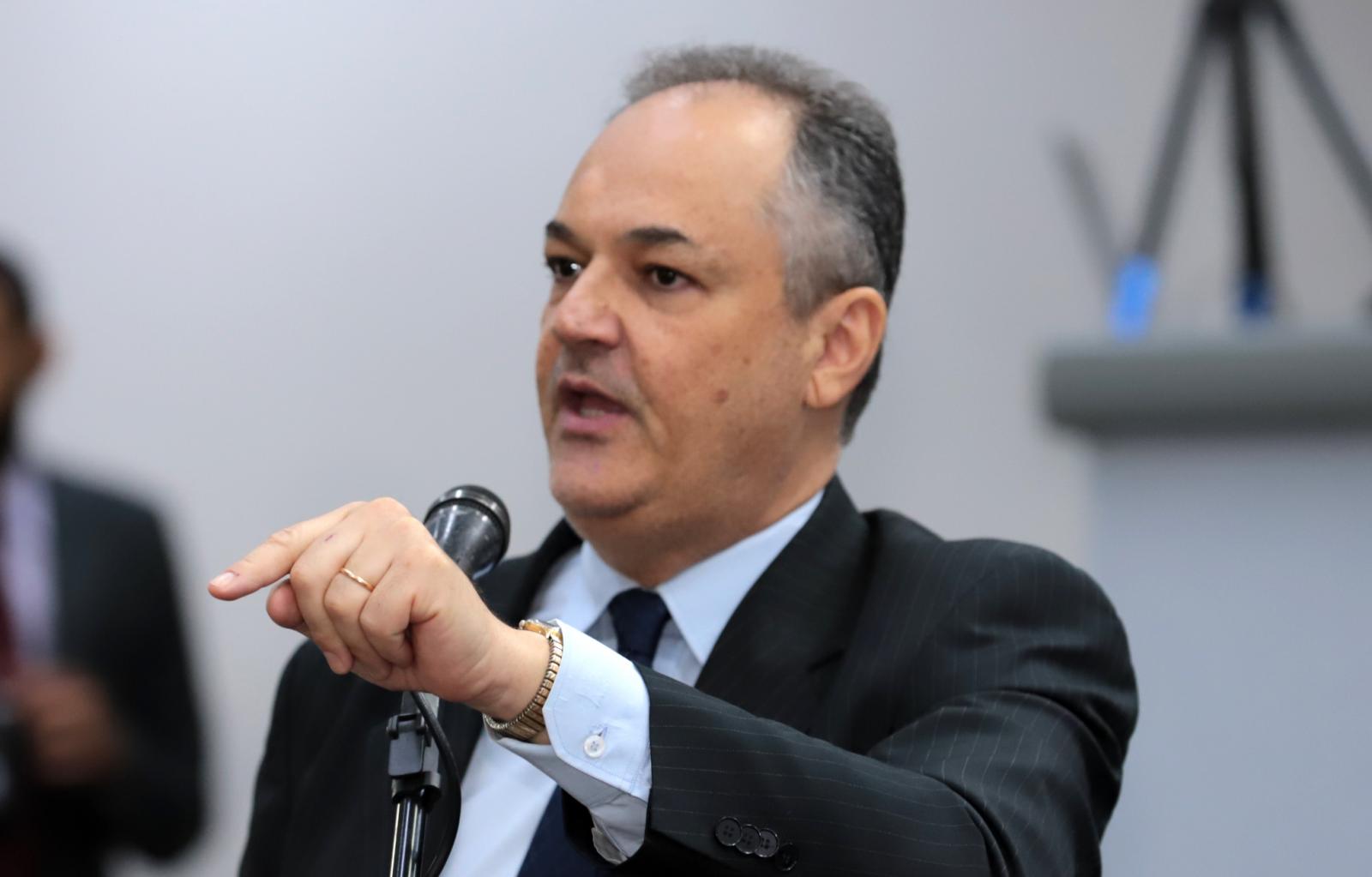 Vereador Prof. André Luis cobra conclusão de obras paradas e reforça que o orçamento deve constar na LOA de 2023.