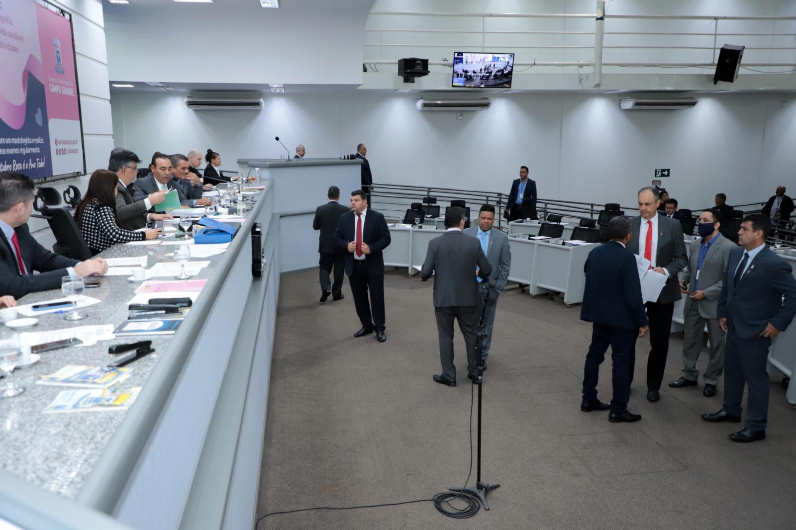 Vereadores aprovam três projetos e mantêm quatro vetos na sessão desta quinta-feira.