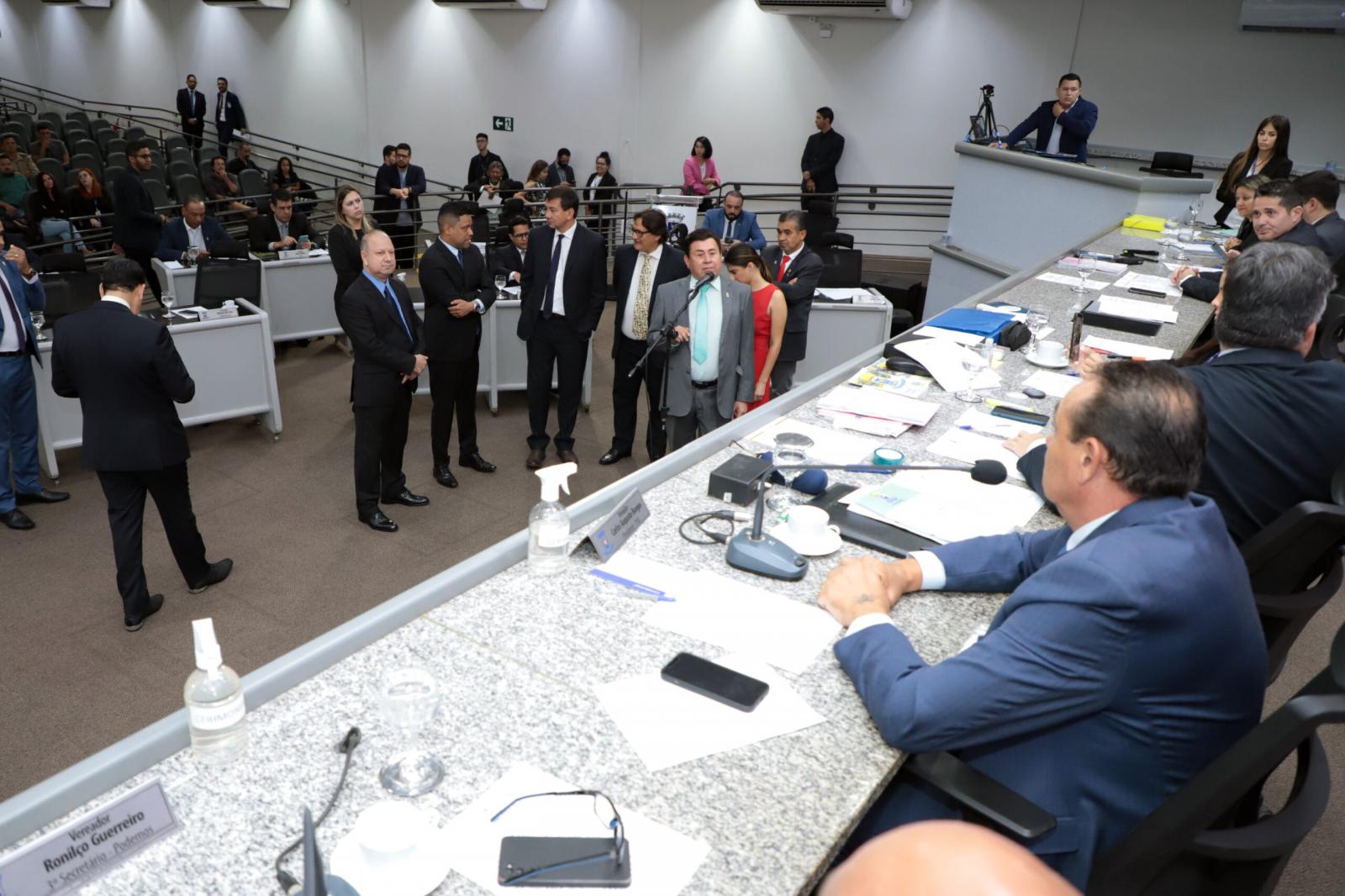 Vereadores votam cinco projetos e três vetos na sessão de terça-feira.