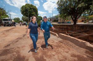 PREFEITURA LIBERA TRÂNSITO EM DUAS PISTAS NA ERNESTO GEISEL APÓS REFAZER TRECHO DE CANAL.