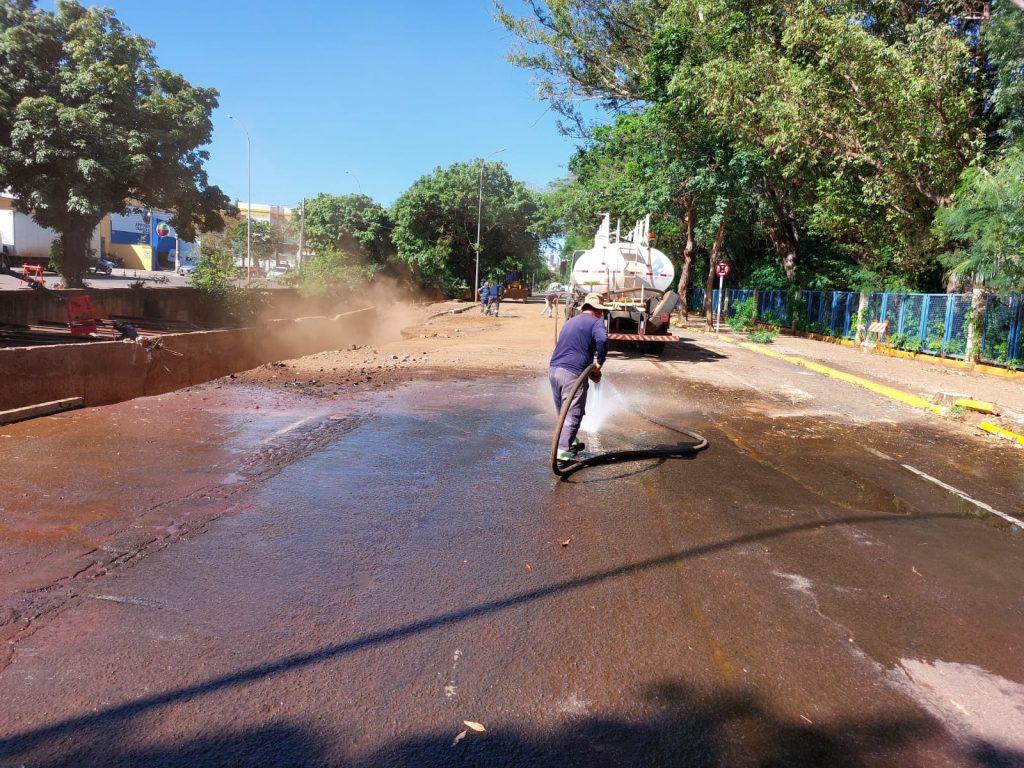 PREFEITURA LIBERA TRÂNSITO EM DUAS PISTAS NA ERNESTO GEISEL APÓS REFAZER TRECHO DE CANAL.