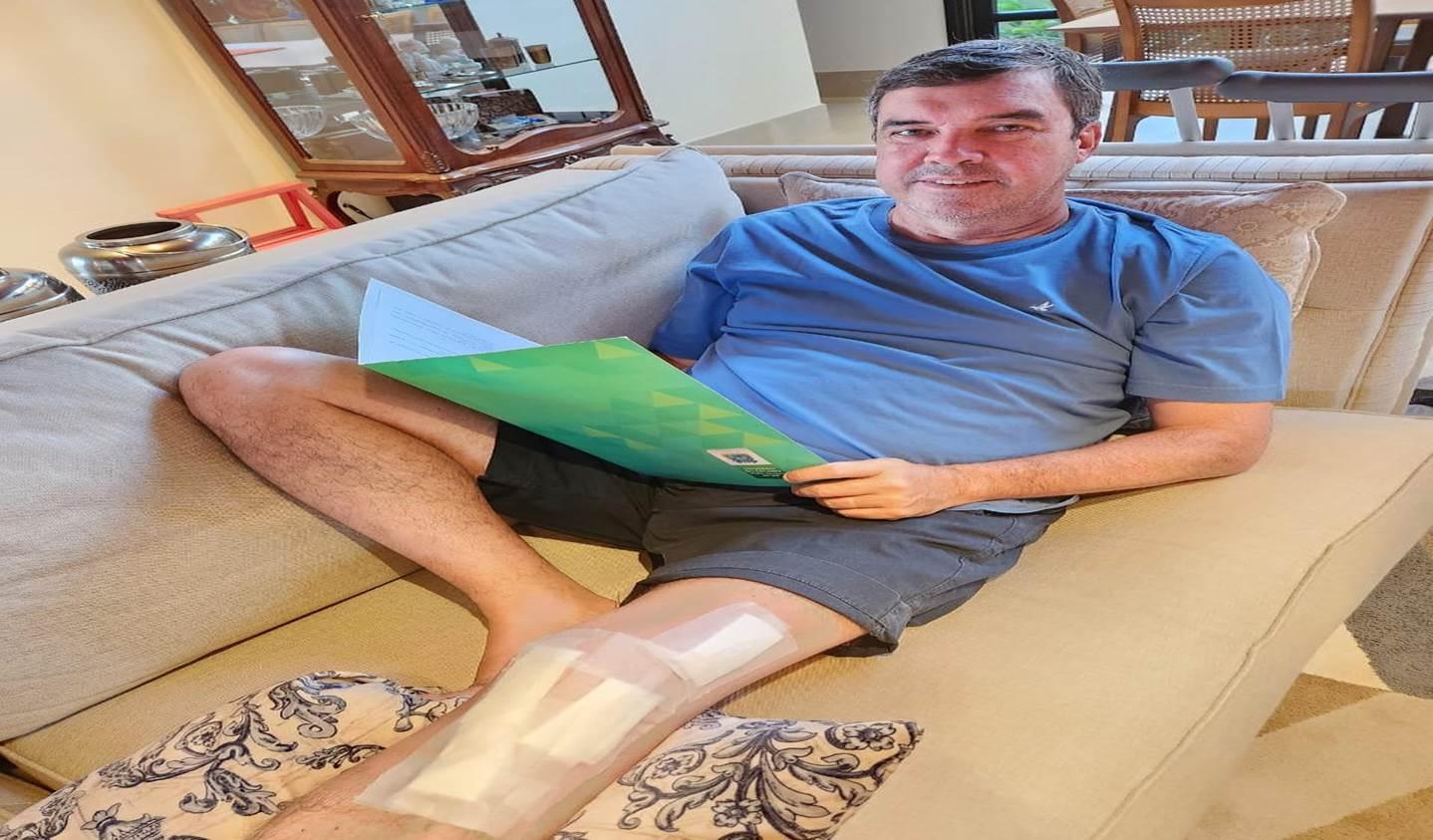 Em casa após cirurgia, governador eleito diz que próxima fase é a fisioterapia. Em casa após cirurgia, governador eleito diz que próxima fase é a fisioterapia.