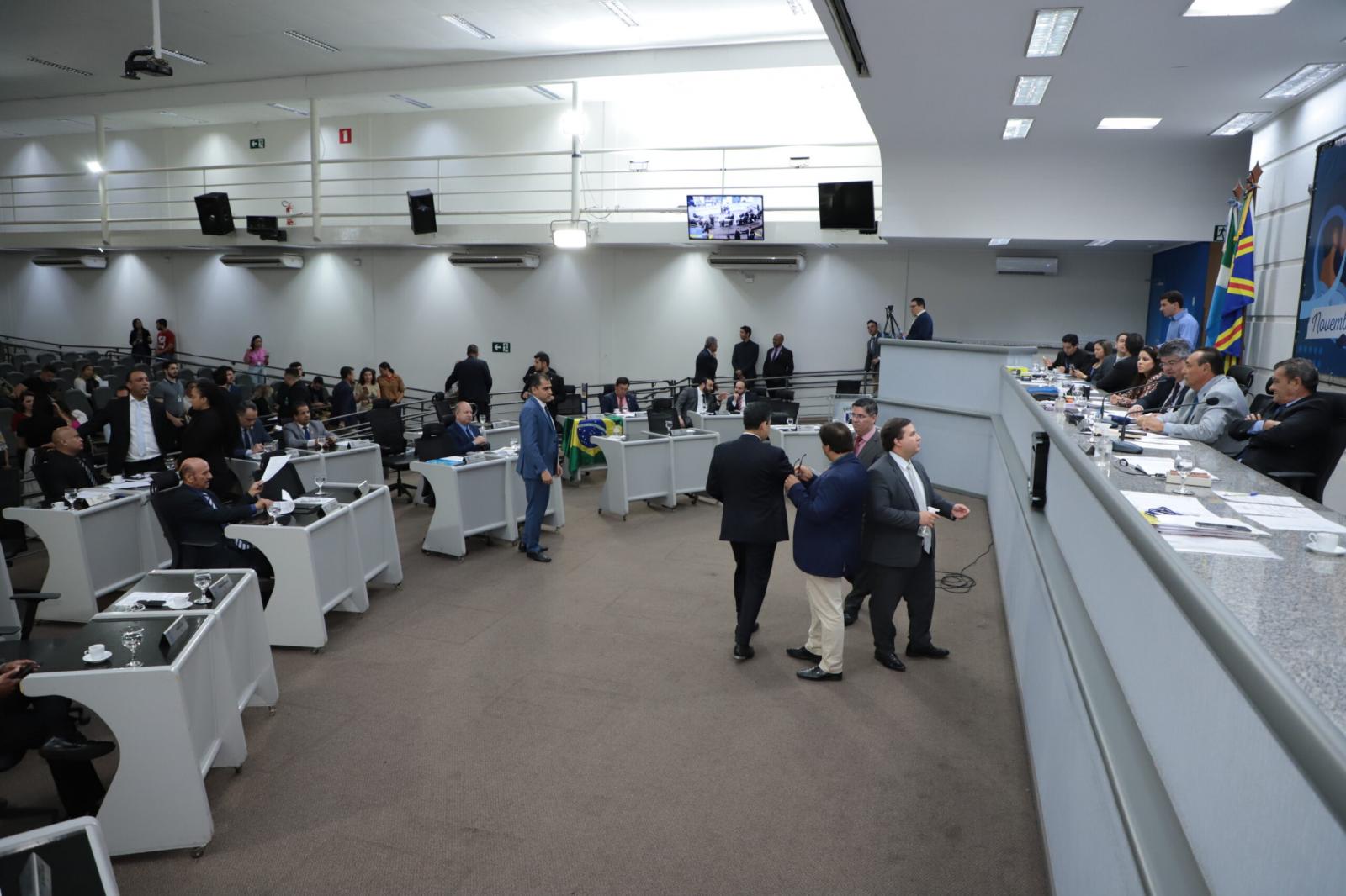 Doze projetos são aprovados pelos vereadores na sessão desta quinta-feira.