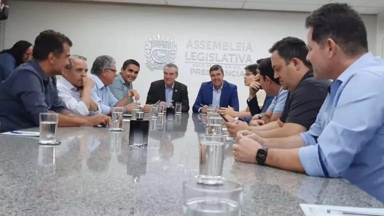 Eduardo Riedel visita Assembleia em busca de apoio para projeto de reestruturação no governo de MS Eduardo Riedel visita Assembleia em busca de apoio para projeto de reestruturação no governo de MS