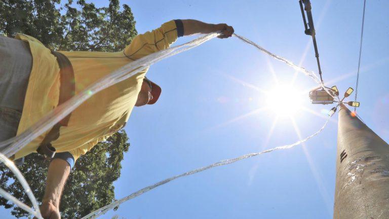 PREFEITURA COMEÇA A INSTALAR ILUMINAÇÃO DECORATIVA NA 14 DE JULHO, AVENIDAS E ROTATÓRIAS