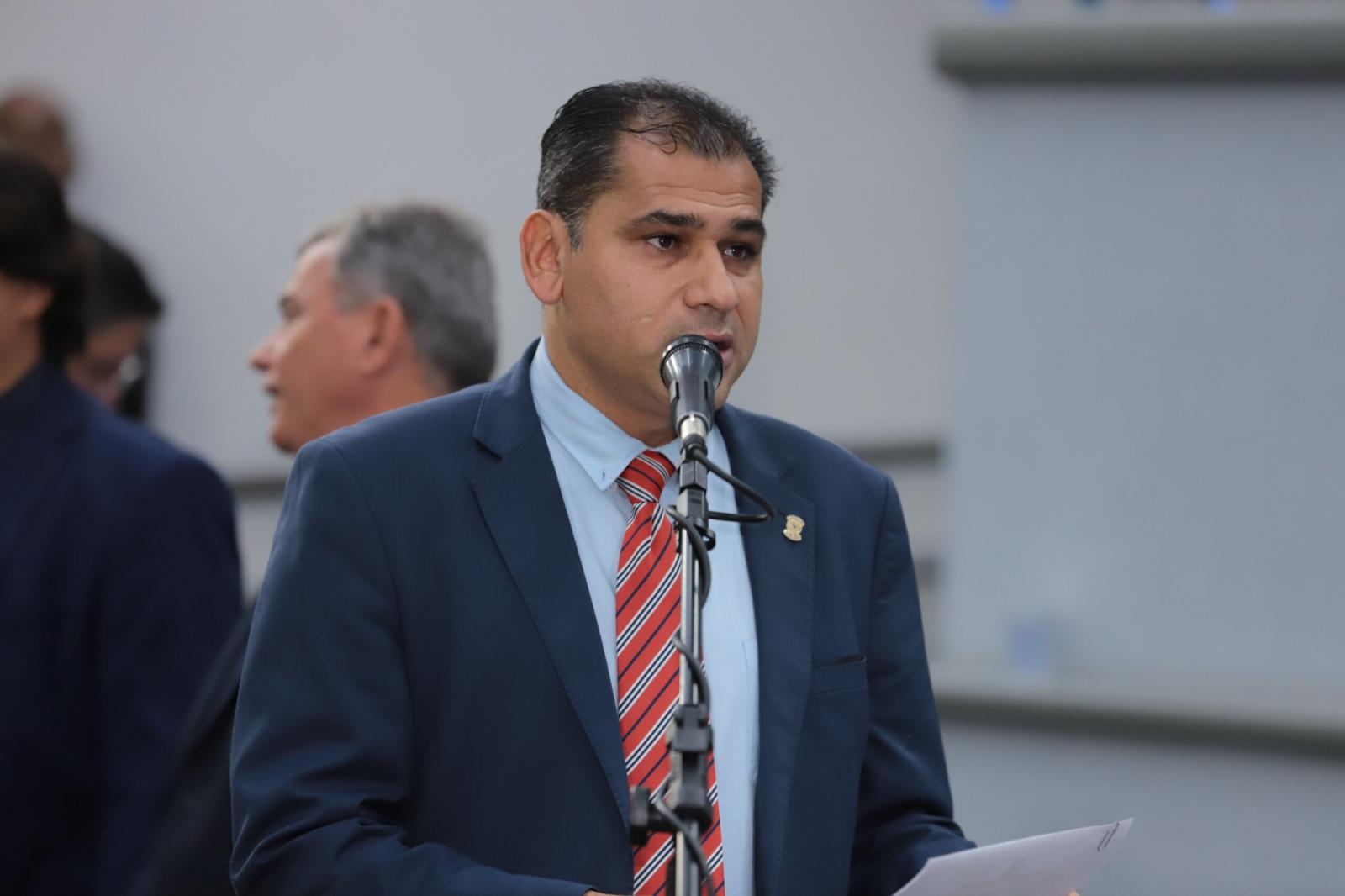 Projeto de Betinho quer reduzir burocracia e custos ao cidadão em processos administrativos.