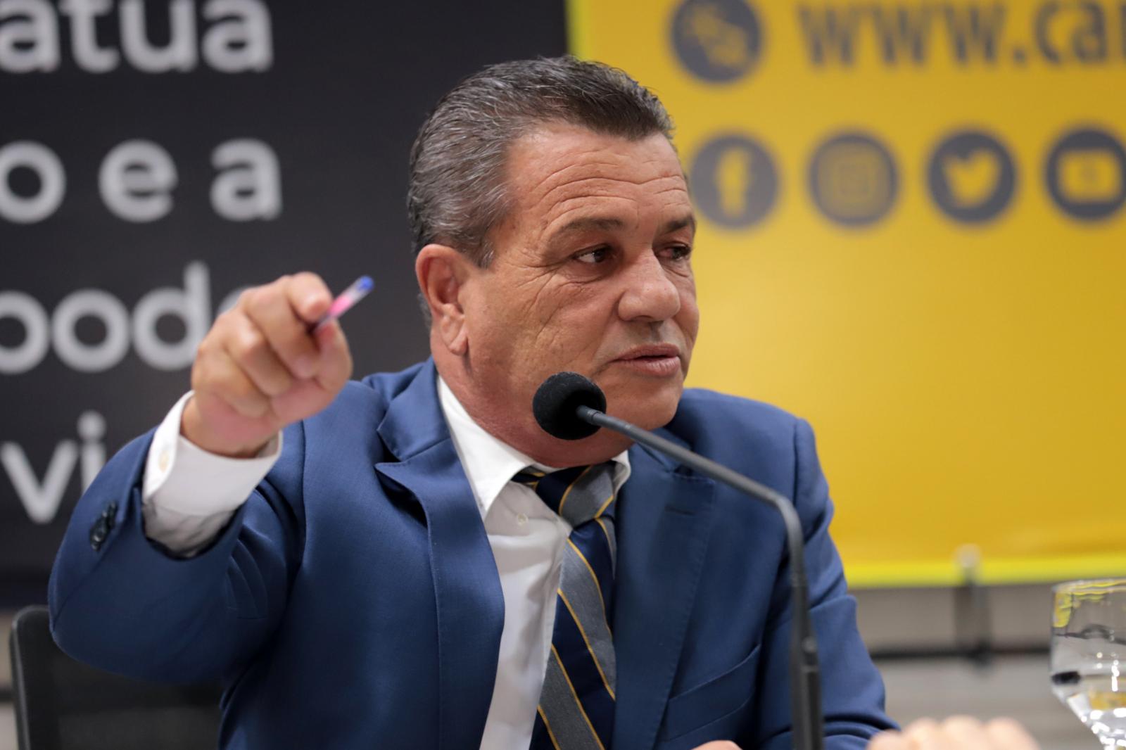 Vereador Delei Reivindica por Sinalização de ruas e tapa buracos e limpeza de terreno na capital.