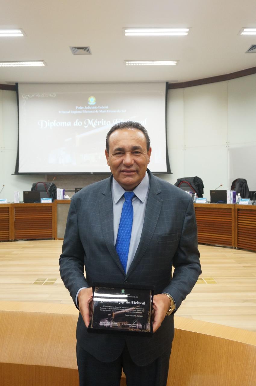 Presidente da Câmara, vereador Carlão, recebe Diploma do Mérito Eleitoral de MS