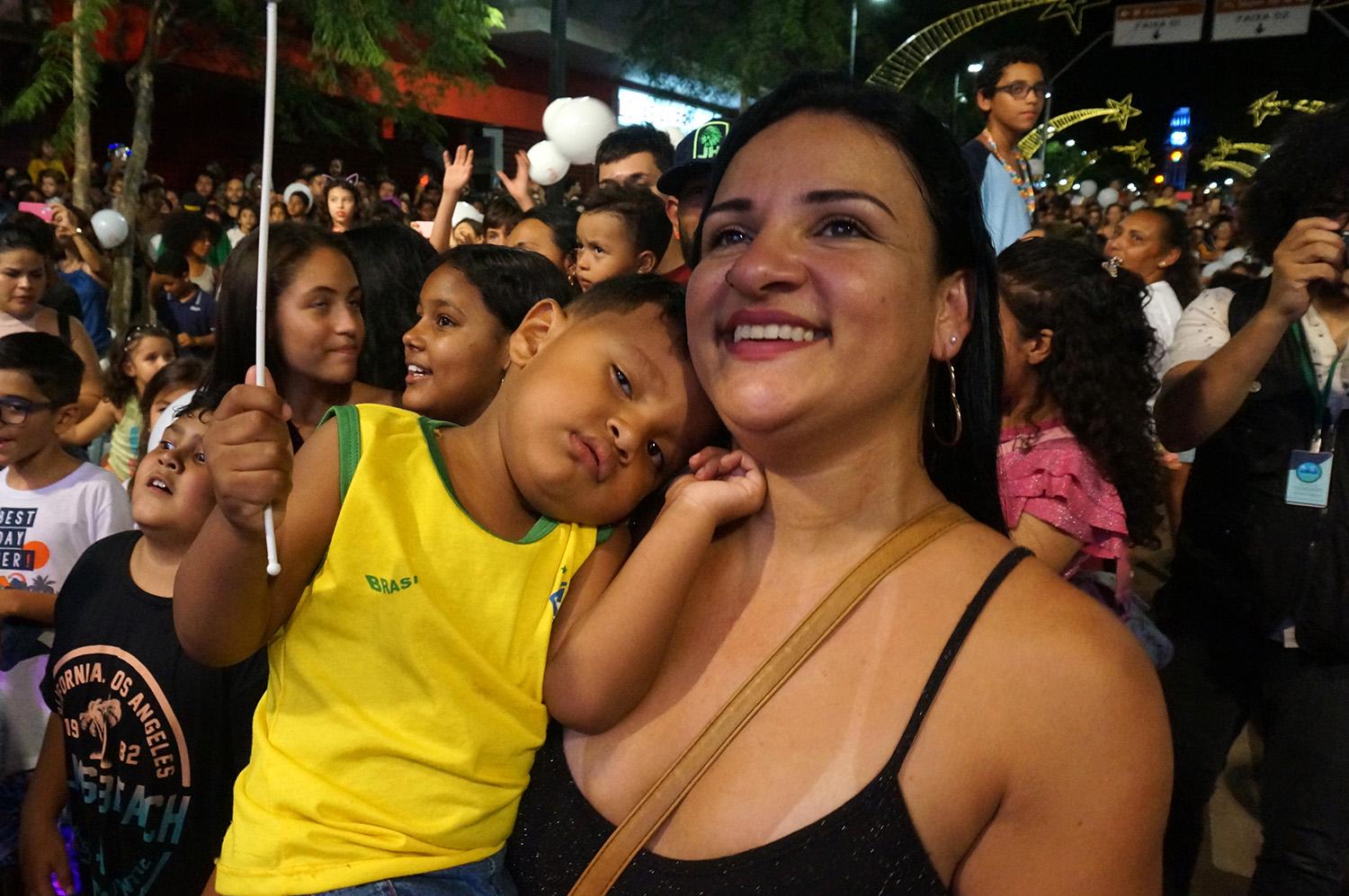 SHOW INFANTIL E PARADA NATALINA ATRAEM 8 MIL PESSOAS PARA A 14 DE JULHO.