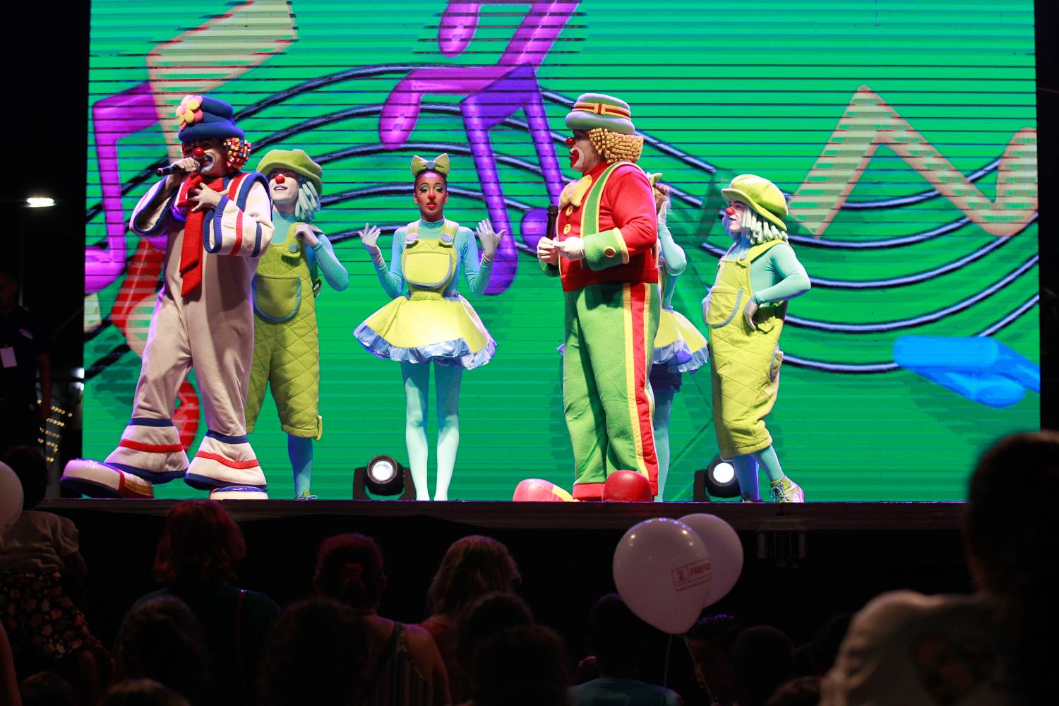 SHOW INFANTIL E PARADA NATALINA ATRAEM 8 MIL PESSOAS PARA A 14 DE JULHO.