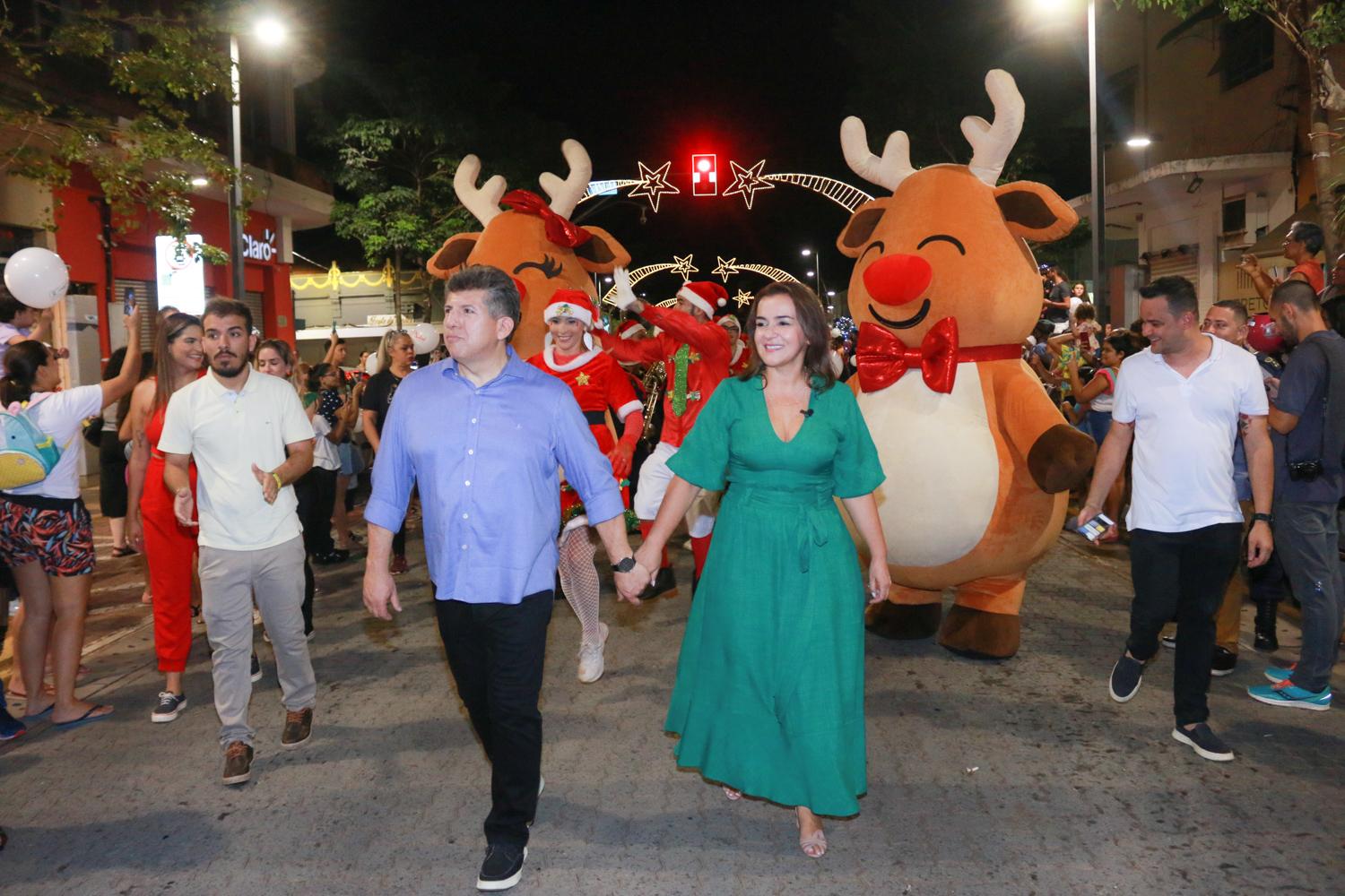 SHOW INFANTIL E PARADA NATALINA ATRAEM 8 MIL PESSOAS PARA A 14 DE JULHO.