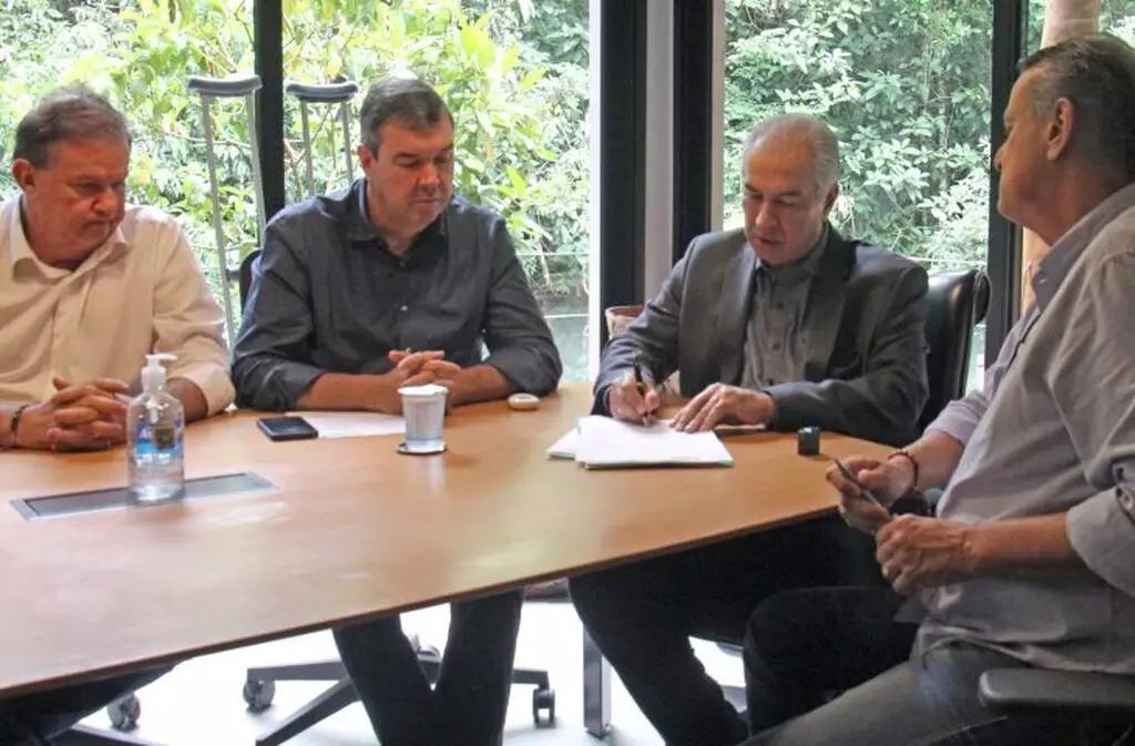 Reinaldo Azambuja, junto com o novo Governador eleito Eduardo Riedel, vai destinar R$ 25 milhões para "13º salário" de hospitais Reinaldo Azambuja, junto com o novo Governador eleito Eduardo Riedel, vai destinar R$ 25 milhões para