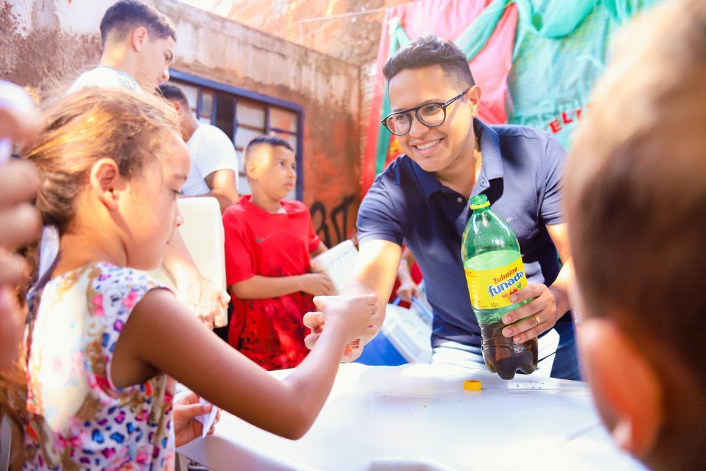 Nos últimos “Pé no Bairro” de 2022, Papy participa das festas de Natal em vários bairros.