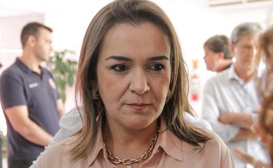 Para impedir greve dos professores, Adriane recorre à Justiça e pede multa de R$ 100 mil.