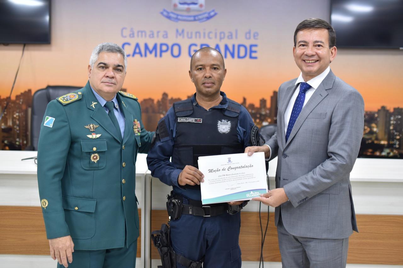 Policiais Militares recebem homenagem do vereador Coronel Villasanti por salvar bebê recém-nascido.