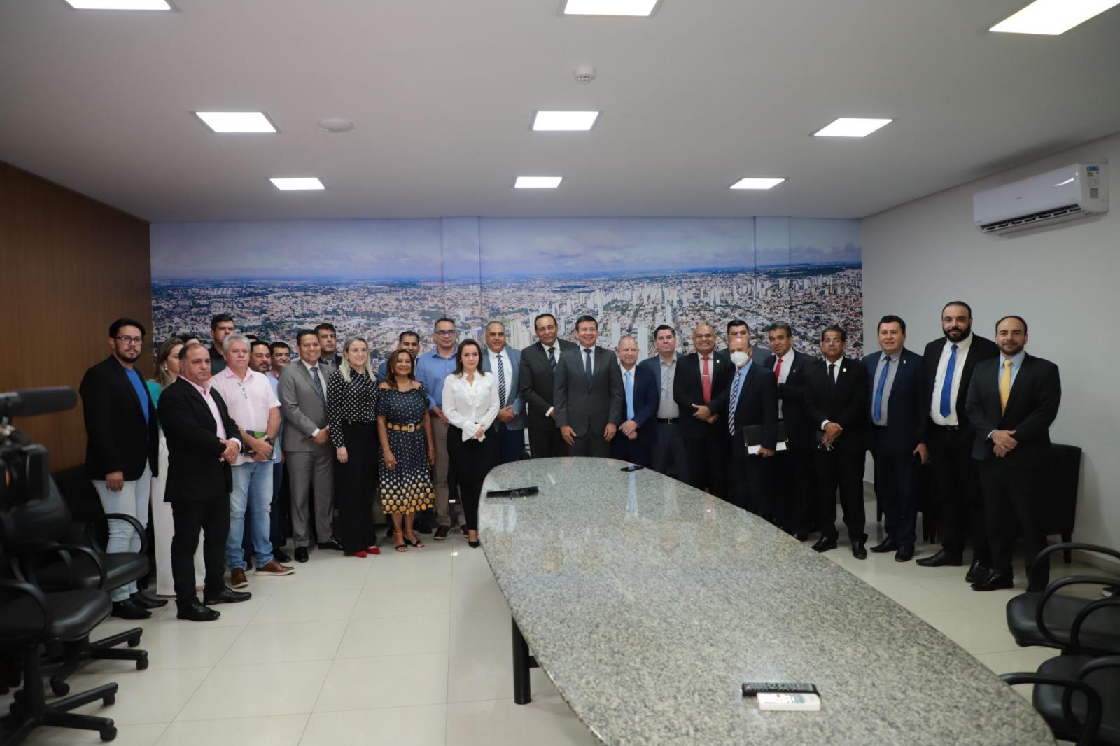 Prefeita e novo secretário de Saúde apresentam equipe a vereadores e destacam foco para melhorar atendimento.