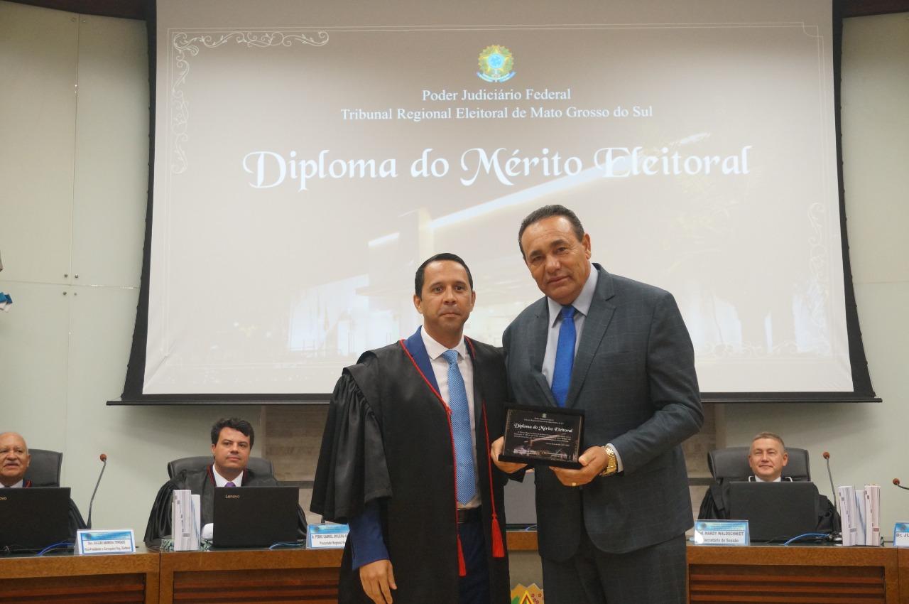 Presidente da Câmara, vereador Carlão, recebe Diploma do Mérito Eleitoral de Mato Grosso Do Sul.
