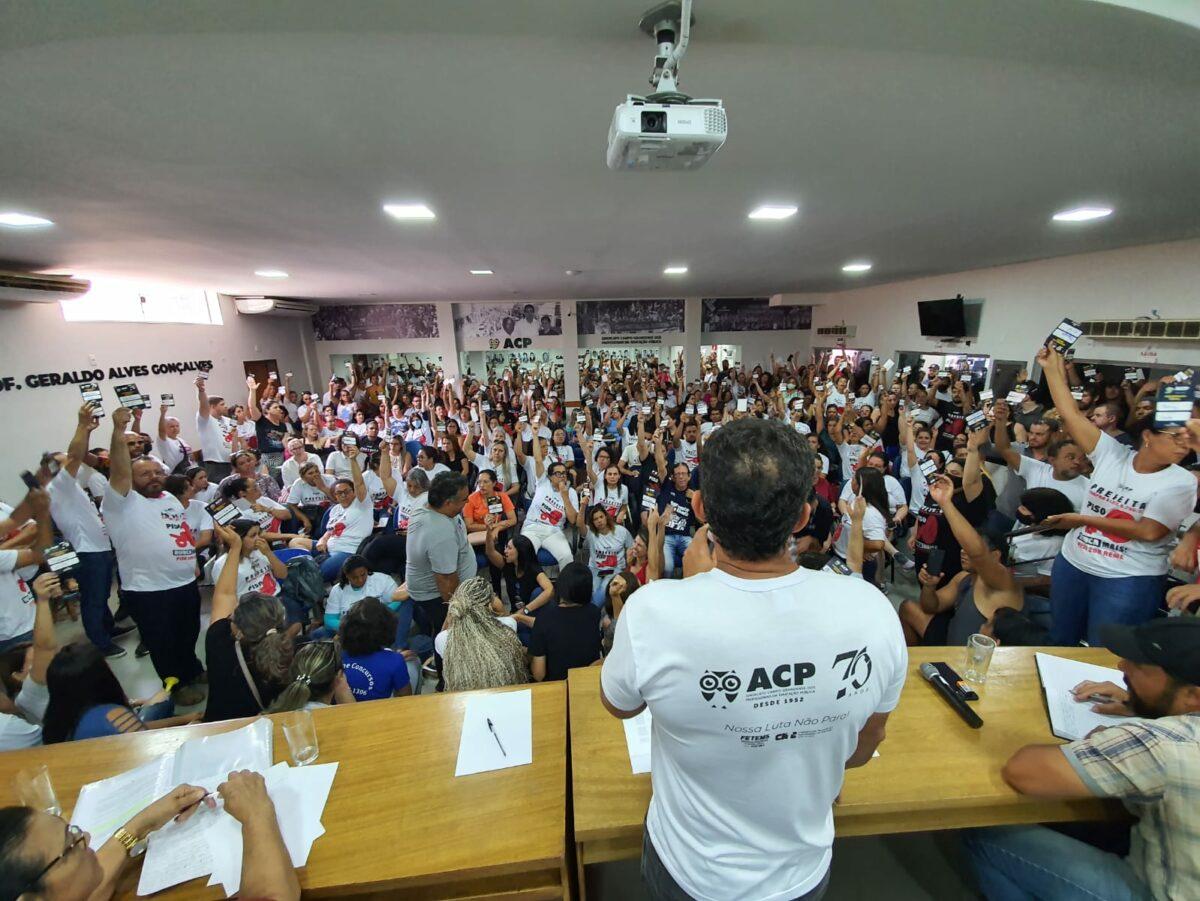 Professores mantém greve até amanhã e transporte coletivo pode parar por falta de pagamento.