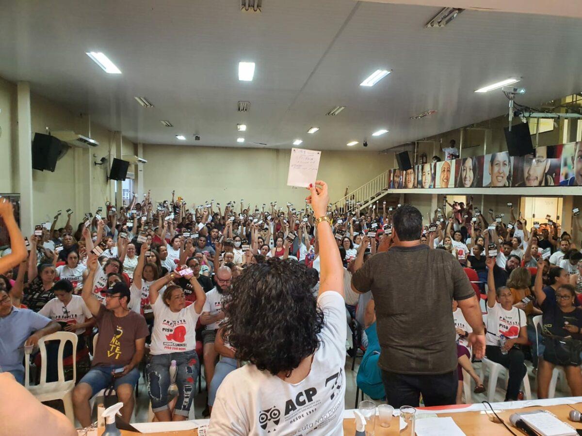 Professores rejeitam proposta da prefeita Adriane Lopes para parcelar reajuste de 10,39% em três vezes.