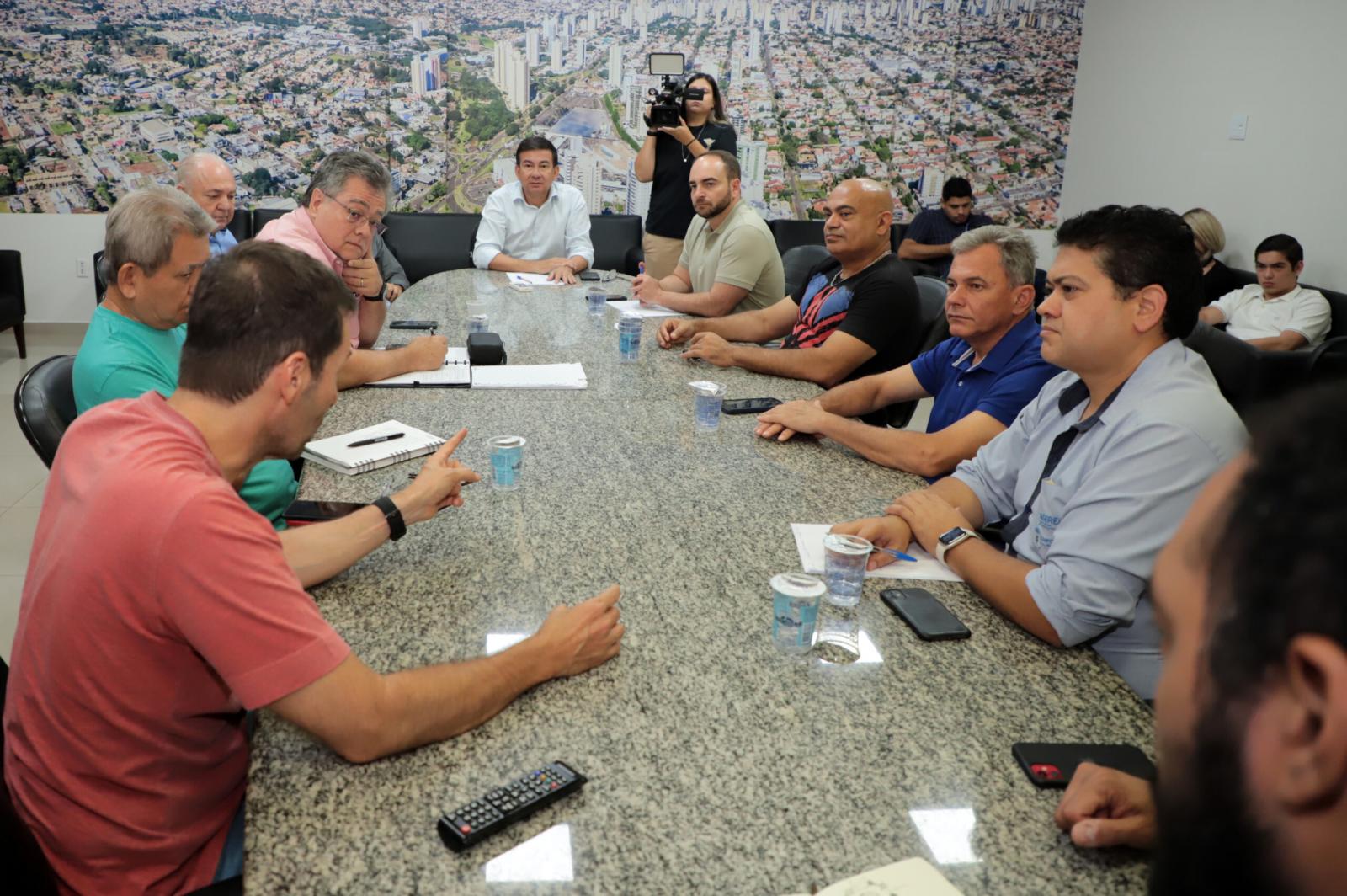 Vereadores discutem medidas para evitar greve dos motoristas do transporte coletivo.
