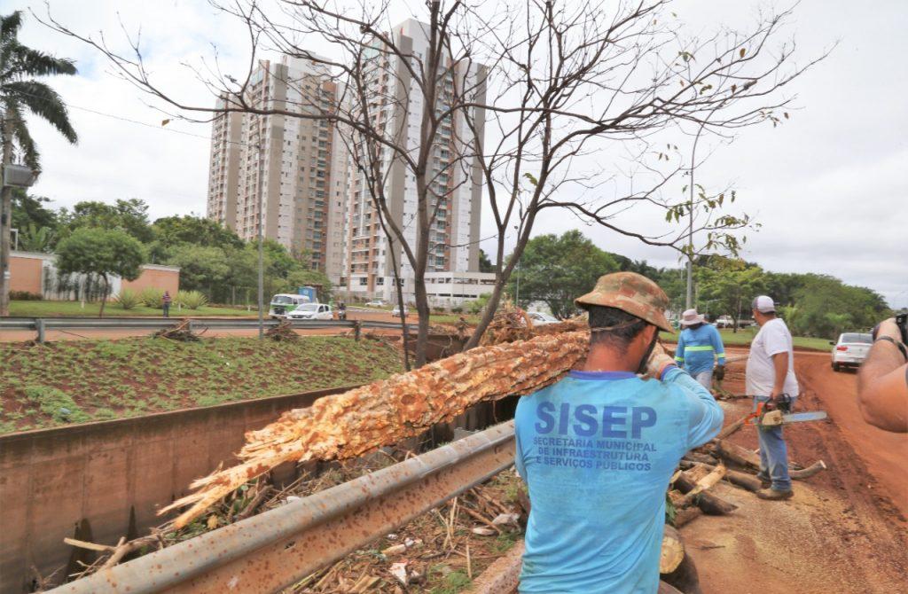 PREFEITURA RECUPERA ESTRAGOS DA CHUVA E JÁ PLANEJA RECONSTRUÇÃO DE TRECHO DE CALÇADA NO LAGO DO AMOR. PREFEITURA RECUPERA ESTRAGOS DA CHUVA E JÁ PLANEJA RECONSTRUÇÃO DE TRECHO DE CALÇADA NO LAGO DO AMOR.