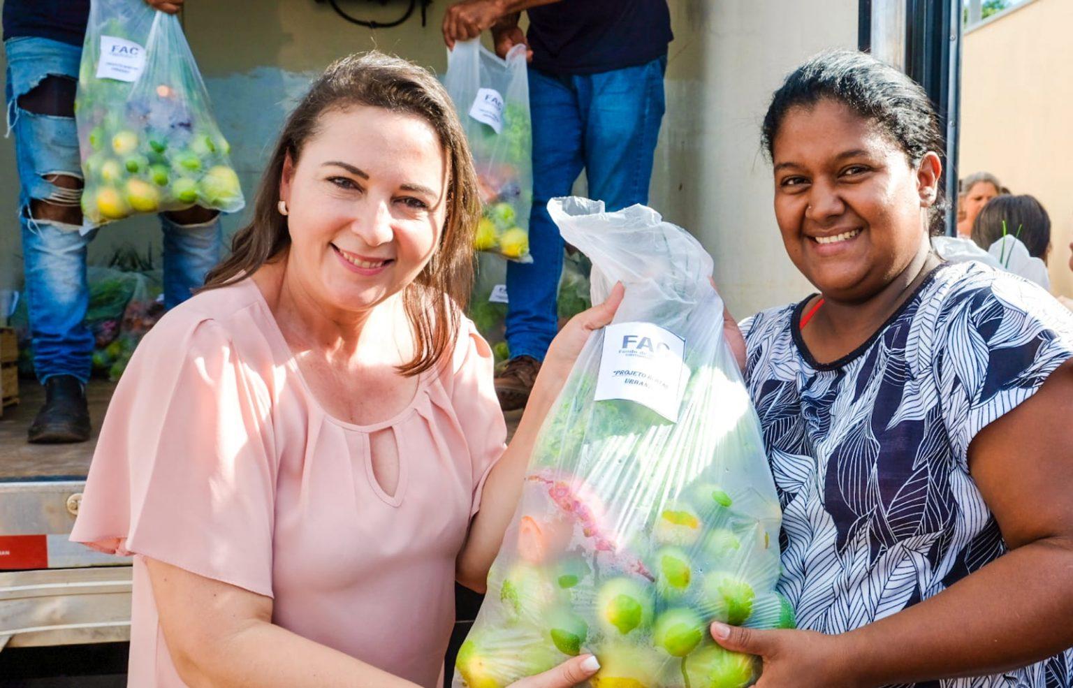 PREFEITURA LEVA CESTAS DE ALIMENTOS PARA MAIS DE 100 FAMÍLIAS EM SITUAÇÃO DE VULNERABILIDADE NA CAPITAL.