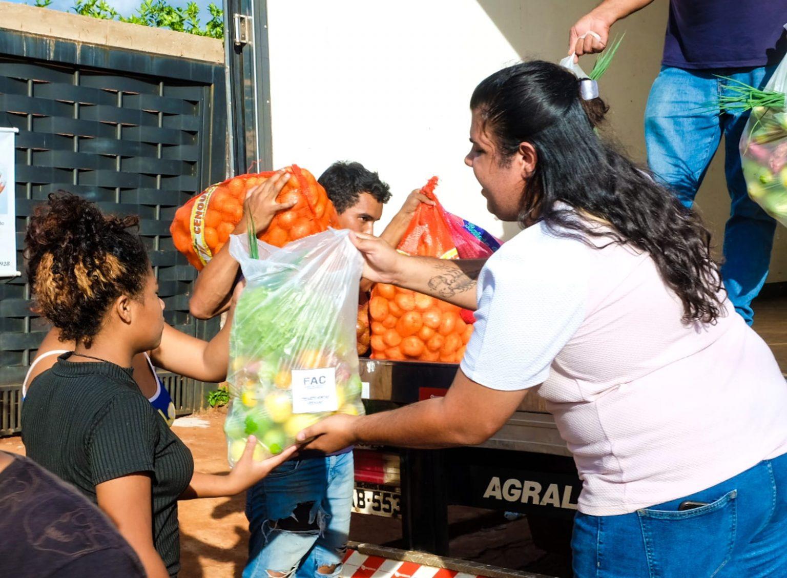 PREFEITURA LEVA CESTAS DE ALIMENTOS PARA MAIS DE 100 FAMÍLIAS EM SITUAÇÃO DE VULNERABILIDADE NA CAPITAL.