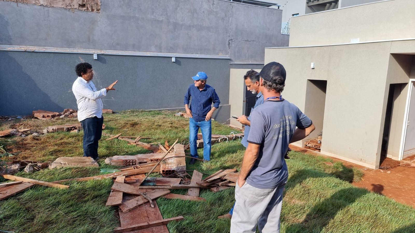 Após estrago causado pela chuva, equipe do vereador Ronilço Guerreiro acompanha obras de recuperação na região do Água Limpa Park.
