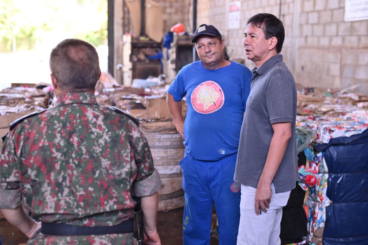 Coronel Villasanti visita UTR no Los Angeles e pede melhorias nas condições de trabalho para os recicladores.