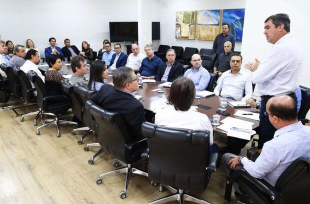 Eduardo Riedel define prazo para entrega de contratos de gestão durante reunião com secretariado Eduardo Riedel define prazo para entrega de contratos de gestão durante reunião com secretariado