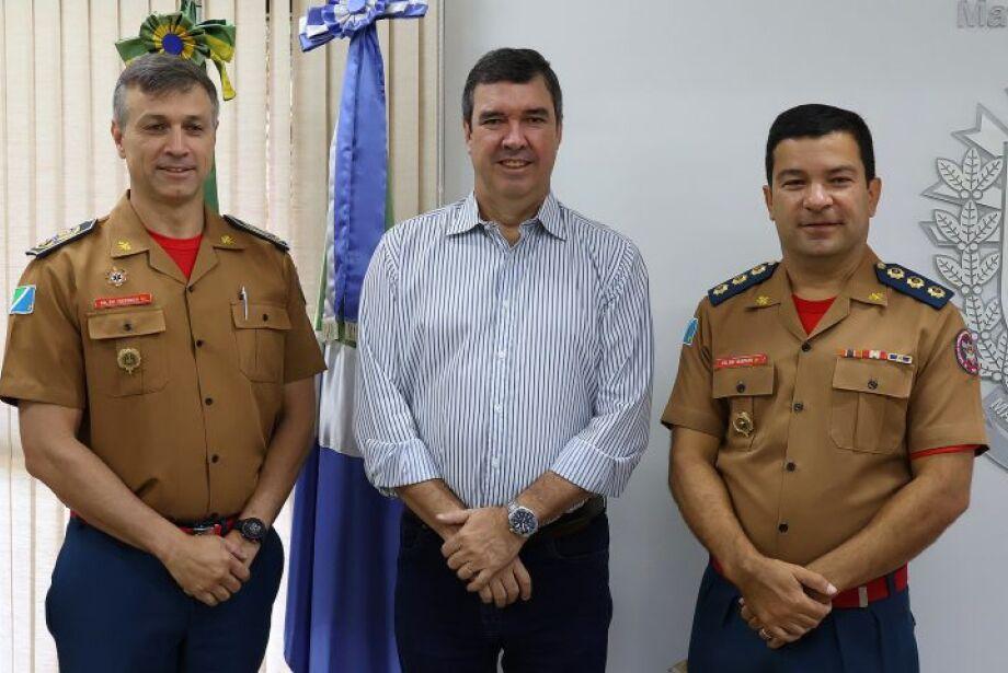 Eduardo Riedel empossa novo comandante e sub-comandante do Corpo de Bombeiros Eduardo Riedel empossa novo comandante e sub-comandante do Corpo de Bombeiros