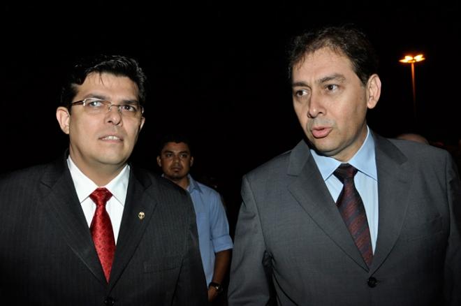 Juiz manda prefeitura pagar benefícios cortados de médicos na gestão de Olarte e Bernal.