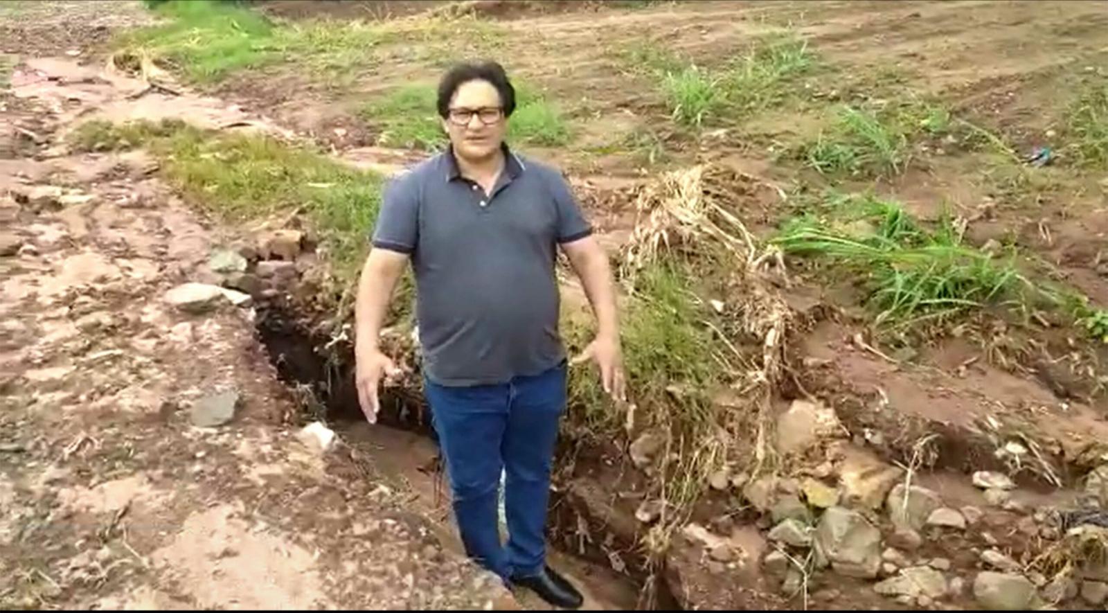 Lama e buracos nas ruas castigam moradores da periferia de Campo Grande, denuncia do Vereador Marcos Tabosa.