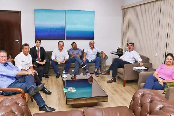 O Governador Eduardo Riedel não cede secretaria, mas PT recua e apoiará Governo em troca de cargos no 2º escalão. O Governador Eduardo Riedel não cede secretaria, mas PT recua e apoiará Governo em troca de cargos no 2º escalão.