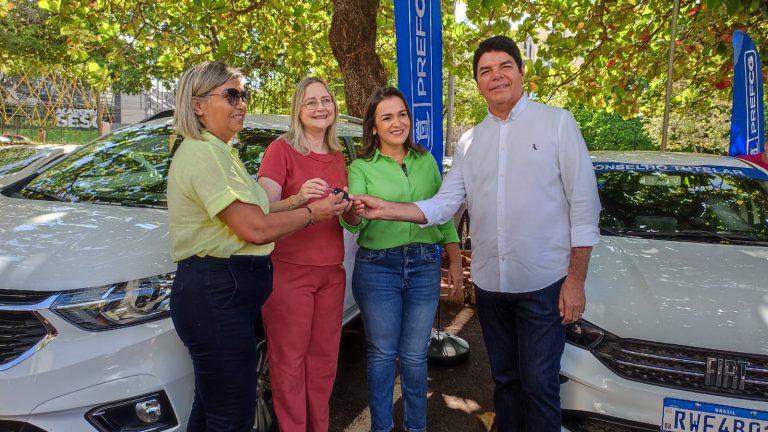 Prefeita Adriane Lopes   entrega  veículos e equipamentos para  conselho tutelar e centro dia.