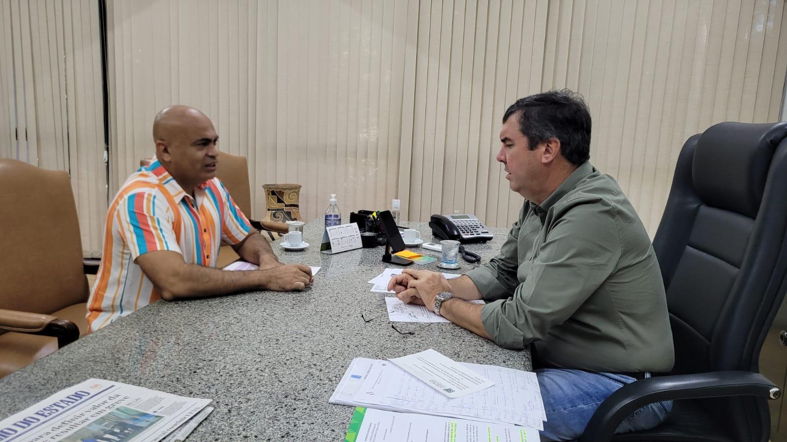 Ronilço Guerreiro discute propostas para educação e cultura com o governador Eduardo Riedel.