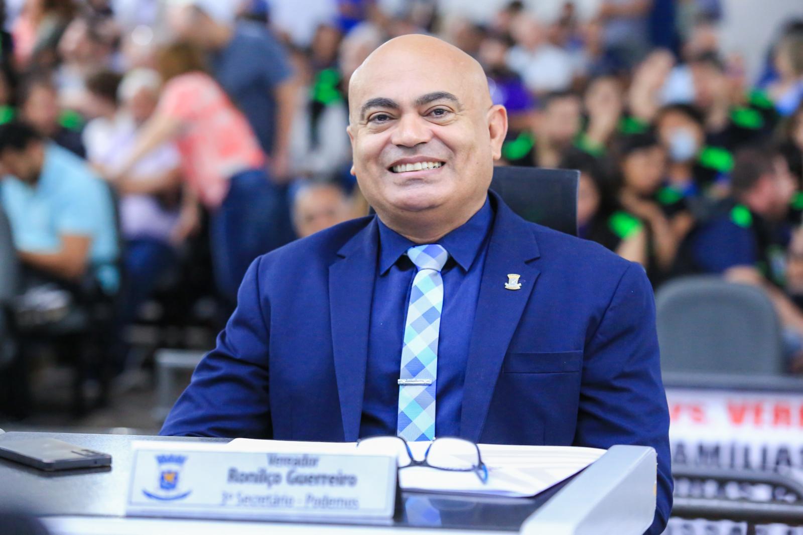 Sancionada a lei do vereador Ronilço Guerreiro que cria política de aquisição de livros acessíveis para pessoas com deficiência visual.