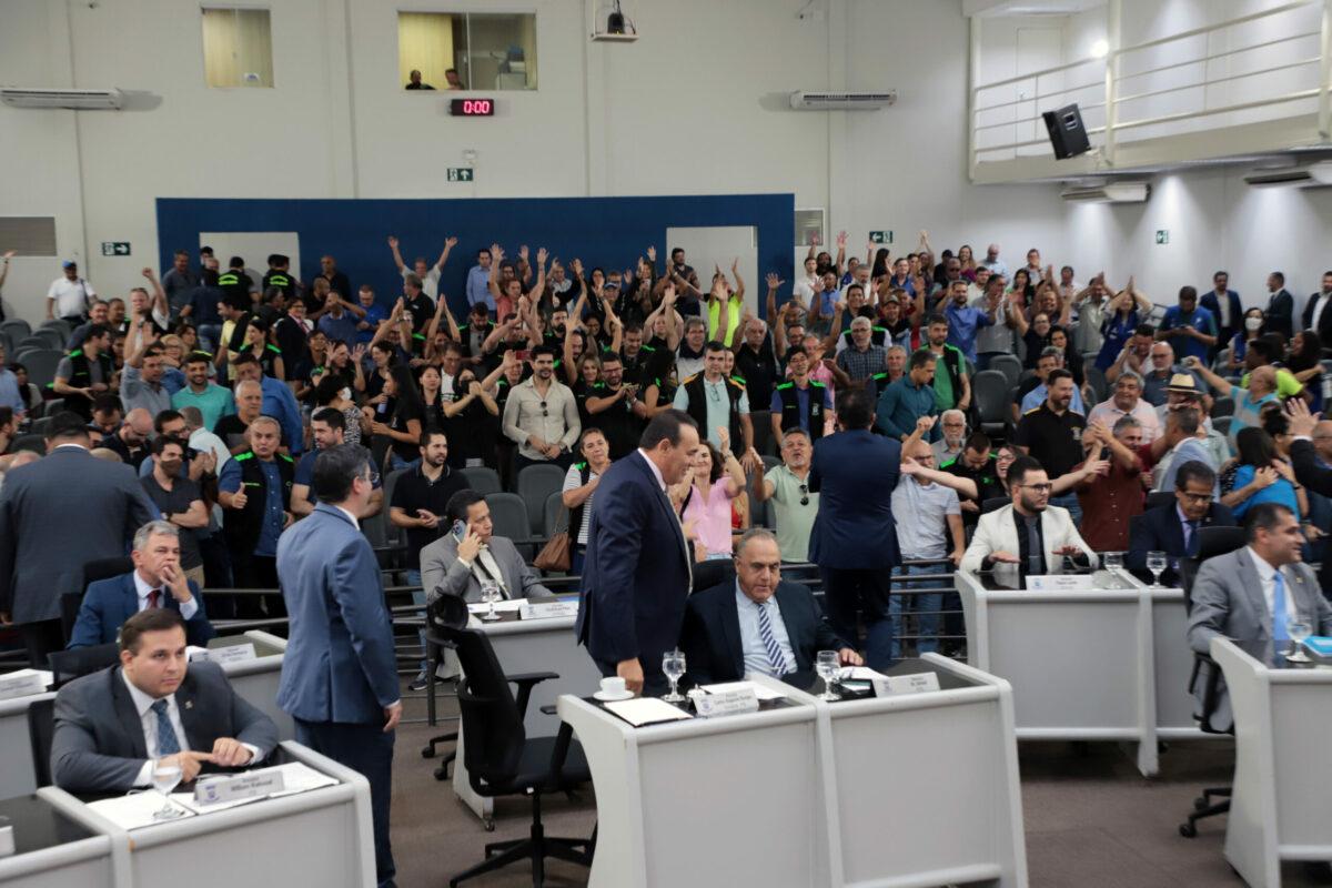 Sem dinheiro, vereadores aprovam reajuste de até 206% em salário de secretários e da  prefeita Adriane Lopes.