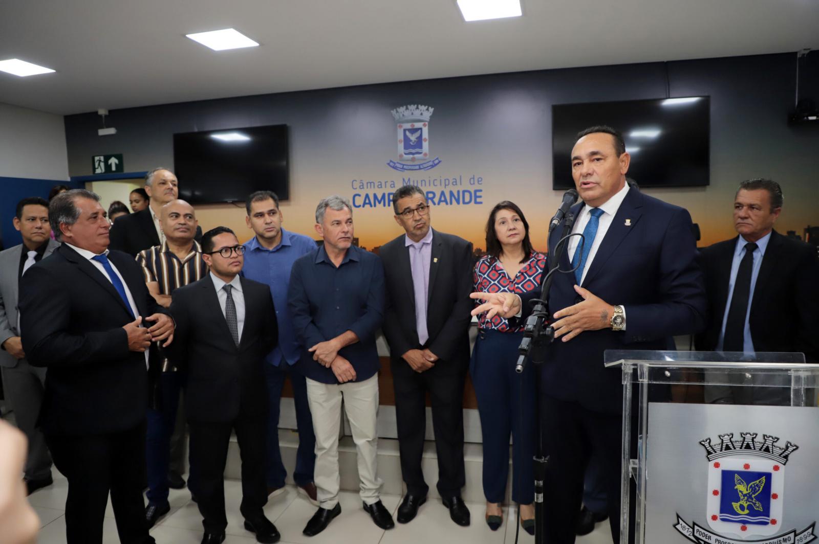 Câmara Municipal empossa Luiza Ribeiro e Ademir Santana como vereadores.