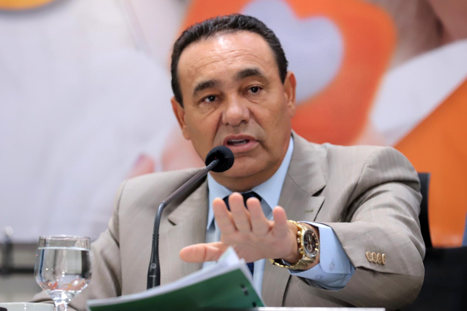 Carlão destaca aprovação da isenção para o transporte coletivo, condicionado a melhorias nos ônibus e terminais.