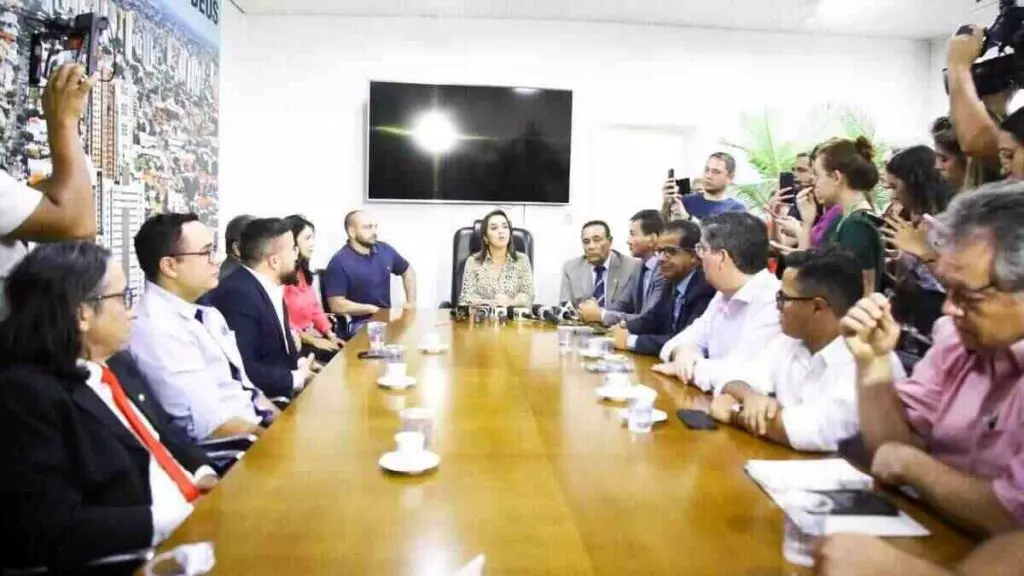 Com subsídio de R$ 30 milhões, prefeita Adriane Lopes  não exige melhorias e eleva tarifa de ônibus para R$ 4,65.